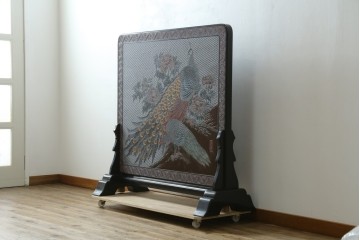 中古　美品　在銘　彫漆風レリーフ(孔雀と牡丹、松に鷹の図)が美しい衝立て　定価推定50万円　(R-087446)