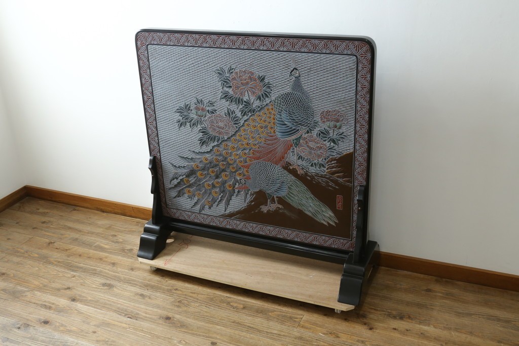 中古　美品　在銘　彫漆風レリーフ(孔雀と牡丹、松に鷹の図)が美しい衝立て　定価推定50万円　(R-087446)