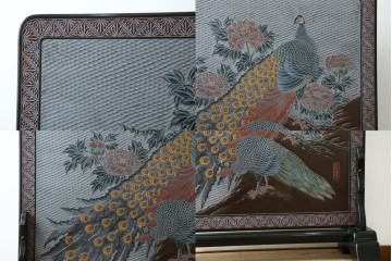 中古　美品　在銘　彫漆風レリーフ(孔雀と牡丹、松に鷹の図)が美しい衝立て　定価推定50万円　(R-087446)