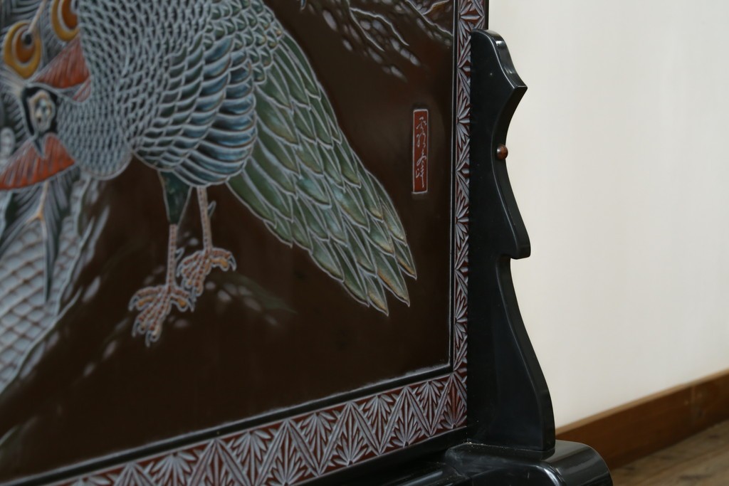 中古　美品　在銘　彫漆風レリーフ(孔雀と牡丹、松に鷹の図)が美しい衝立て　定価推定50万円　(R-087446)