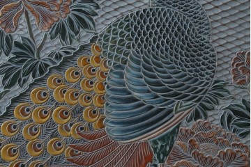 中古　美品　在銘　彫漆風レリーフ(孔雀と牡丹、松に鷹の図)が美しい衝立て　定価推定50万円　(R-087446)