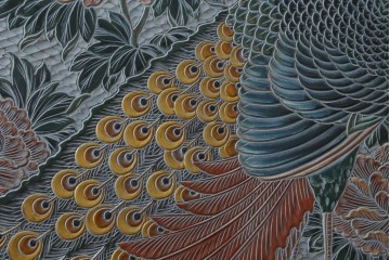 中古　美品　在銘　彫漆風レリーフ(孔雀と牡丹、松に鷹の図)が美しい衝立て　定価推定50万円　(R-087446)