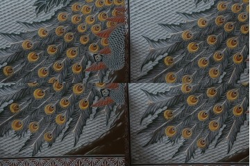 中古　美品　在銘　彫漆風レリーフ(孔雀と牡丹、松に鷹の図)が美しい衝立て　定価推定50万円　(R-087446)