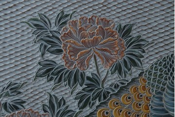 中古　美品　在銘　彫漆風レリーフ(孔雀と牡丹、松に鷹の図)が美しい衝立て　定価推定50万円　(R-087446)
