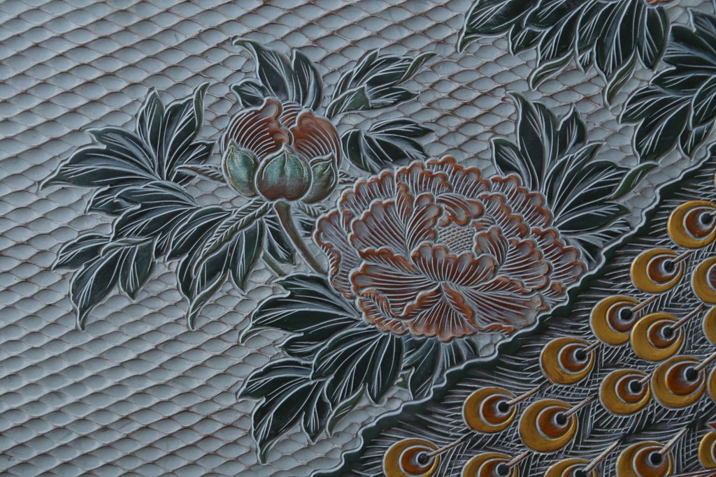中古　美品　在銘　彫漆風レリーフ(孔雀と牡丹、松に鷹の図)が美しい衝立て　定価推定50万円　(R-087446)