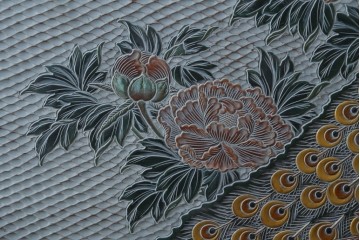 中古　美品　在銘　彫漆風レリーフ(孔雀と牡丹、松に鷹の図)が美しい衝立て　定価推定50万円　(R-087446)