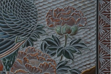 中古　美品　在銘　彫漆風レリーフ(孔雀と牡丹、松に鷹の図)が美しい衝立て　定価推定50万円　(R-087446)