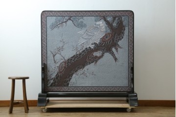 中古　美品　在銘　彫漆風レリーフ(孔雀と牡丹、松に鷹の図)が美しい衝立て　定価推定50万円　(R-087446)