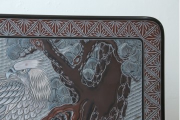 中古　美品　在銘　彫漆風レリーフ(孔雀と牡丹、松に鷹の図)が美しい衝立て　定価推定50万円　(R-087446)