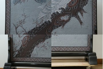 中古　美品　在銘　彫漆風レリーフ(孔雀と牡丹、松に鷹の図)が美しい衝立て　定価推定50万円　(R-087446)