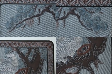 中古　美品　在銘　彫漆風レリーフ(孔雀と牡丹、松に鷹の図)が美しい衝立て　定価推定50万円　(R-087446)