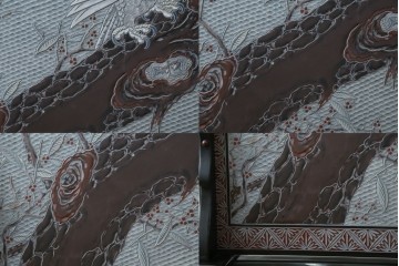 中古　美品　在銘　彫漆風レリーフ(孔雀と牡丹、松に鷹の図)が美しい衝立て　定価推定50万円　(R-087446)