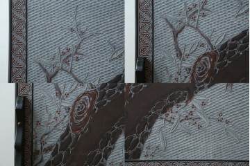 中古　美品　在銘　彫漆風レリーフ(孔雀と牡丹、松に鷹の図)が美しい衝立て　定価推定50万円　(R-087446)