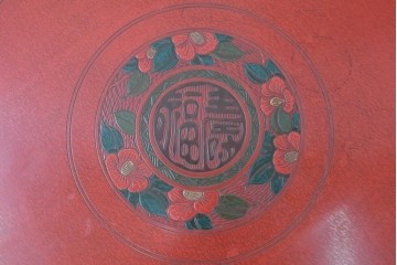 和製アンティーク　「福寿」　椿図の彫刻が可愛らしい朱塗りの円卓　(R-087447)