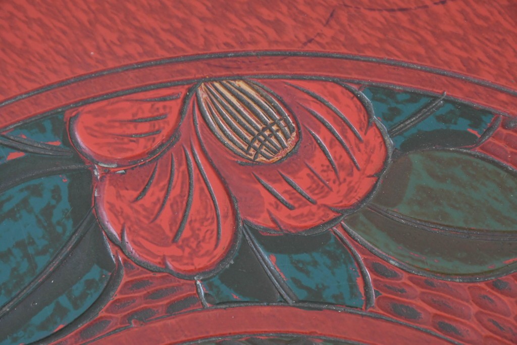 和製アンティーク　「福寿」　椿図の彫刻が可愛らしい朱塗りの円卓　(R-087447)