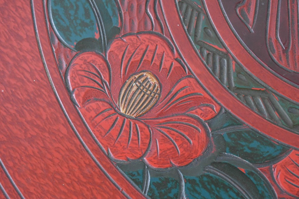 和製アンティーク　「福寿」　椿図の彫刻が可愛らしい朱塗りの円卓　(R-087447)