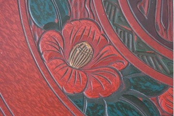 和製アンティーク　「福寿」　椿図の彫刻が可愛らしい朱塗りの円卓　(R-087447)