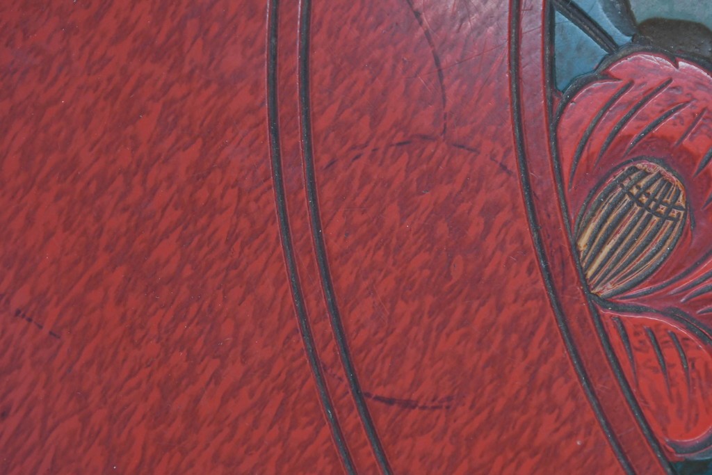 和製アンティーク　「福寿」　椿図の彫刻が可愛らしい朱塗りの円卓　(R-087447)