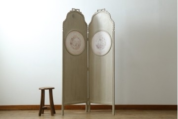 中古　美品　サラグレース(Sarah Grace)取り扱い　フランスCoquecigrues(コクシグル)社　トワルドジュイ柄が描かれたアンティーク調のパーテーション　定価約11万円　(R-087448)