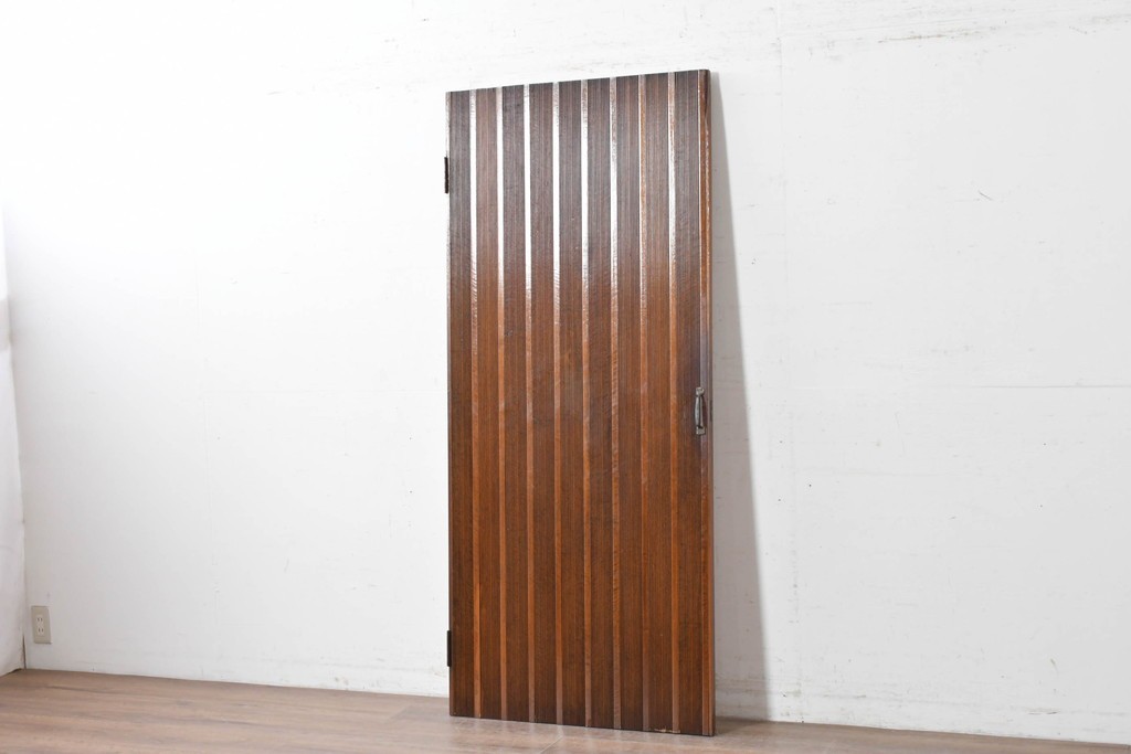 ヴィンテージ建具　昭和中期　縦リブ意匠が際立つミッドセンチュリーデザインの扉1枚　(R-087449)