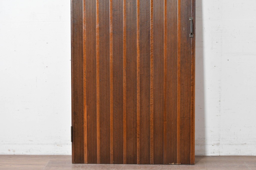 ヴィンテージ建具　昭和中期　縦リブ意匠が際立つミッドセンチュリーデザインの扉1枚　(R-087449)