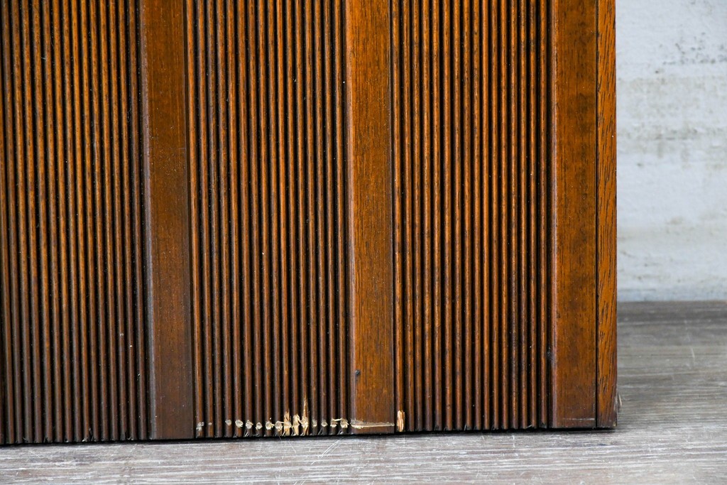 ヴィンテージ建具　昭和中期　縦リブ意匠が際立つミッドセンチュリーデザインの扉1枚　(R-087449)