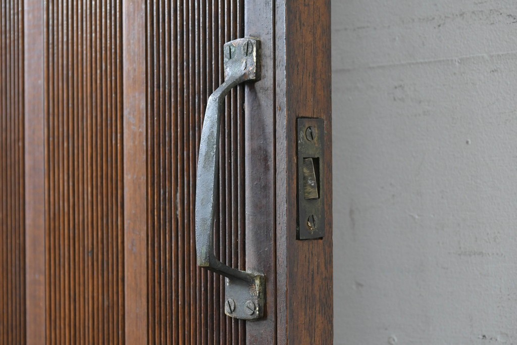 ヴィンテージ建具　昭和中期　縦リブ意匠が際立つミッドセンチュリーデザインの扉1枚　(R-087449)