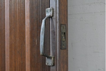 ヴィンテージ建具　昭和中期　縦リブ意匠が際立つミッドセンチュリーデザインの扉1枚　(R-087449)