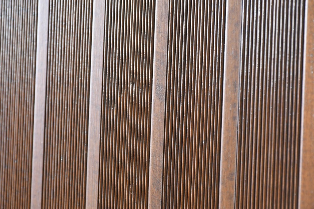 ヴィンテージ建具　昭和中期　縦リブ意匠が際立つミッドセンチュリーデザインの扉1枚　(R-087449)