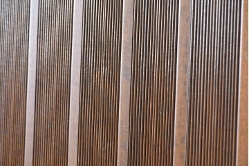 ヴィンテージ建具　昭和中期　縦リブ意匠が際立つミッドセンチュリーデザインの扉1枚　(R-087449)