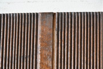 ヴィンテージ建具　昭和中期　縦リブ意匠が際立つミッドセンチュリーデザインの扉1枚　(R-087449)