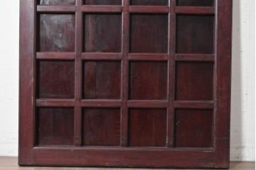 アンティーク建具　明治から大正期　深みのある色合いの小さな狐格子くぐり戸1枚　(R-087456)