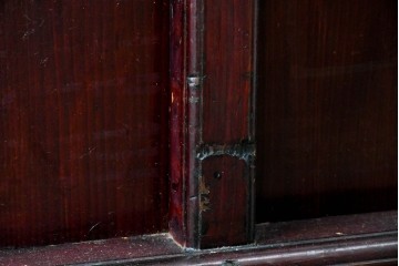 アンティーク建具　明治から大正期　深みのある色合いの小さな狐格子くぐり戸1枚　(R-087456)