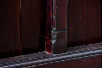 アンティーク建具　明治から大正期　深みのある色合いの小さな狐格子くぐり戸1枚　(R-087456)