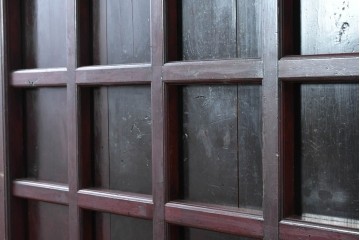 アンティーク建具　明治から大正期　深みのある色合いの小さな狐格子くぐり戸1枚　(R-087456)