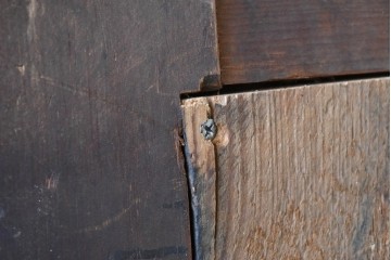 アンティーク建具　明治から大正期　深みのある色合いの小さな狐格子くぐり戸1枚　(R-087456)