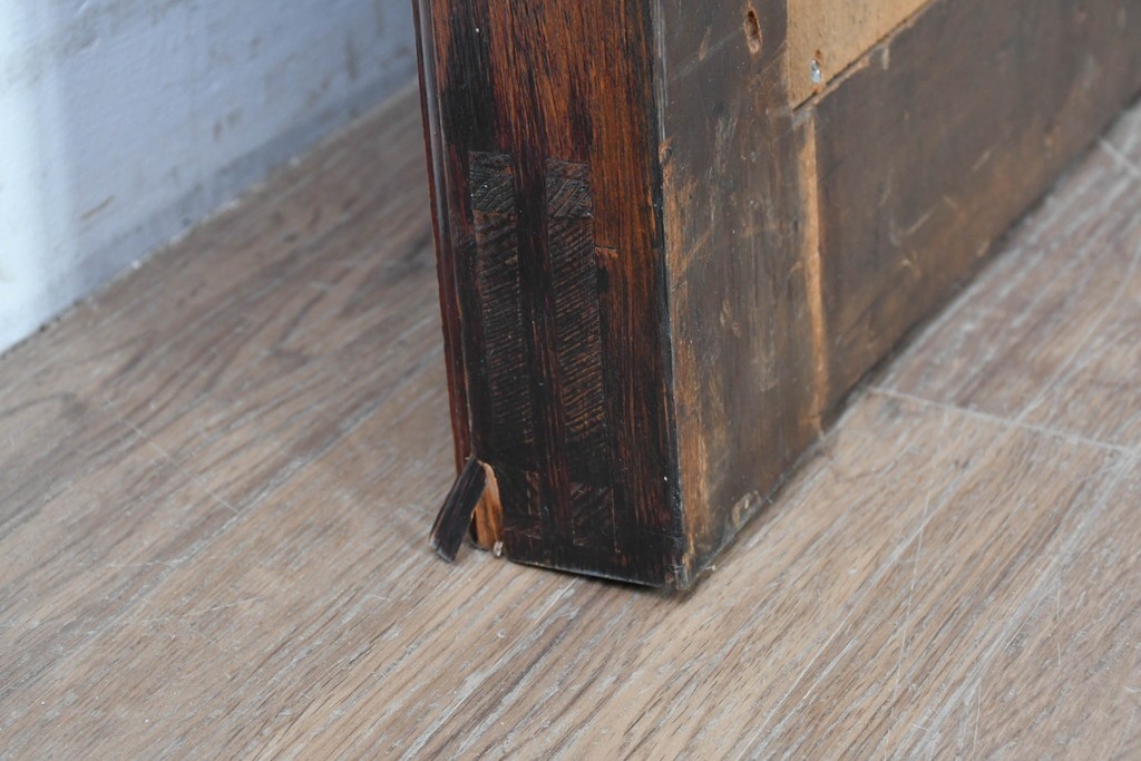 アンティーク建具　明治から大正期　深みのある色合いの小さな狐格子くぐり戸1枚　(R-087456)