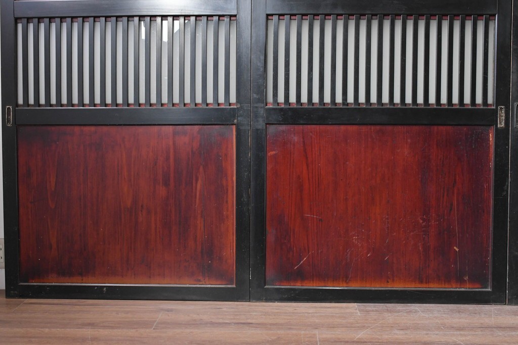 アンティーク建具　明治から大正期　すすけた風合いが魅力の格子帯戸4枚セット　(R-087457)