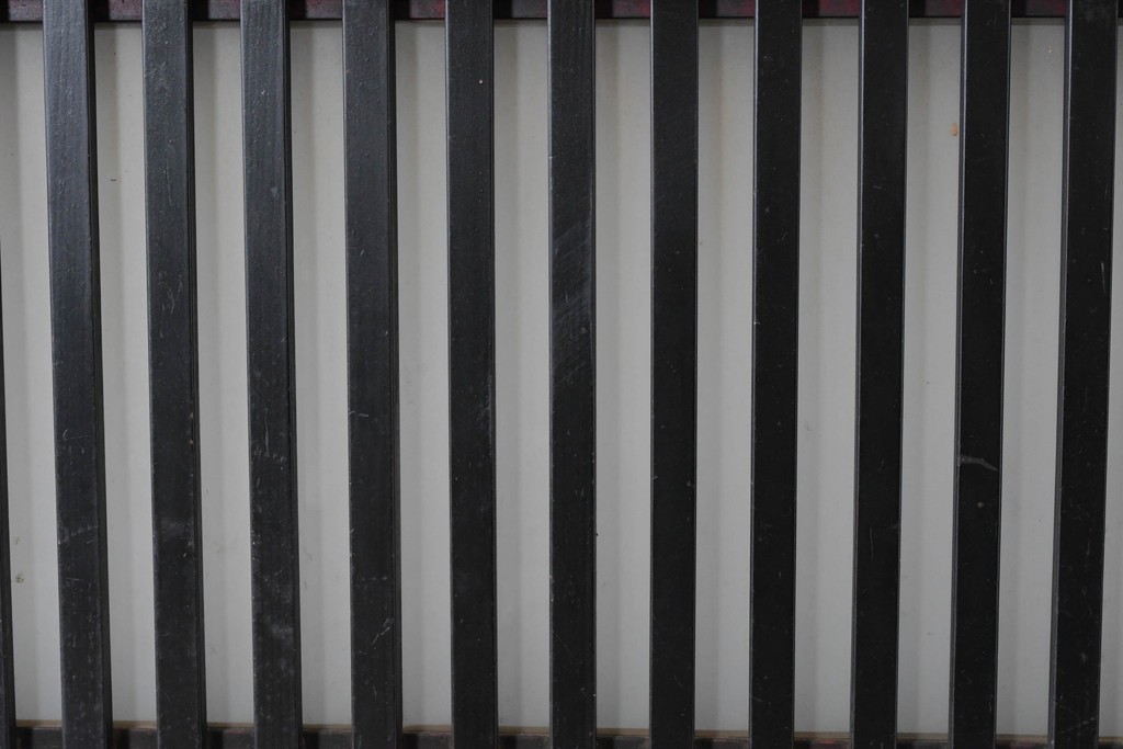 アンティーク建具　明治から大正期　すすけた風合いが魅力の格子帯戸4枚セット　(R-087457)