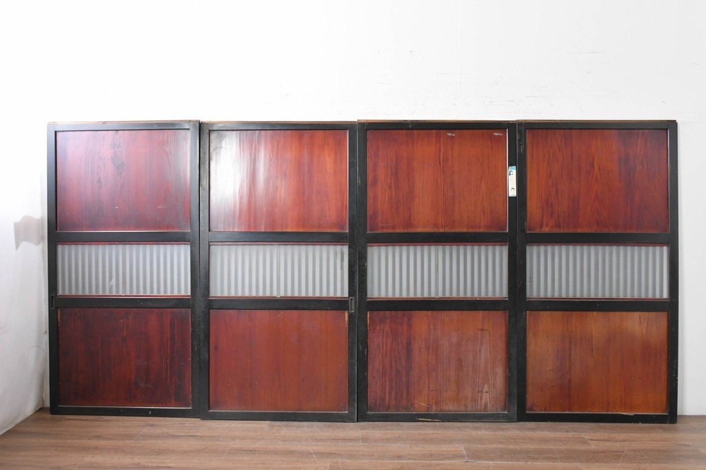 アンティーク建具　明治から大正期　すすけた風合いが魅力の格子帯戸4枚セット　(R-087457)