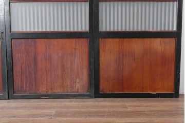 アンティーク建具　明治から大正期　すすけた風合いが魅力の格子帯戸4枚セット　(R-087457)