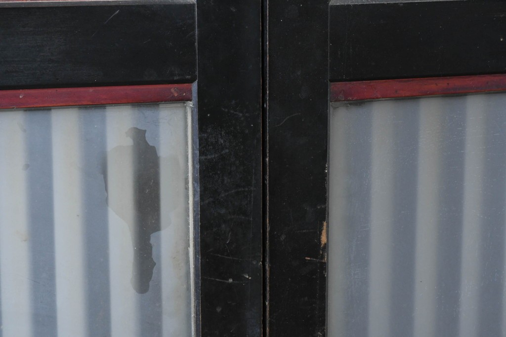 アンティーク建具　明治から大正期　すすけた風合いが魅力の格子帯戸4枚セット　(R-087457)