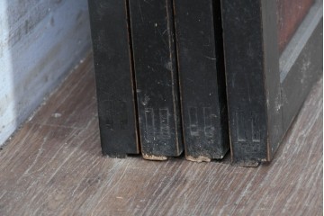 アンティーク建具　明治から大正期　すすけた風合いが魅力の格子帯戸4枚セット　(R-087457)