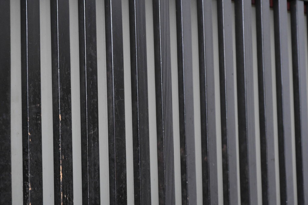 アンティーク建具　明治から大正期　すすけた風合いが魅力の格子帯戸3枚セット　(R-087458)