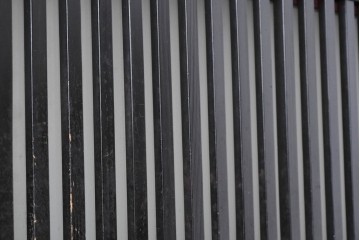 アンティーク建具　明治から大正期　すすけた風合いが魅力の格子帯戸3枚セット　(R-087458)