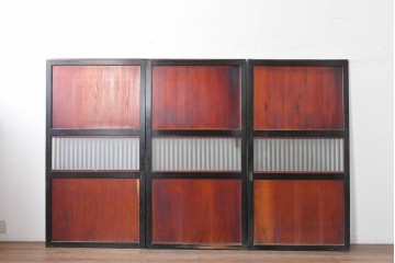 アンティーク建具　明治から大正期　すすけた風合いが魅力の格子帯戸3枚セット　(R-087458)