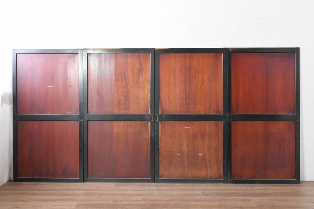 アンティーク建具　明治期　味わい深い木肌と黒框のコントラストが印象的な板戸4枚セット　(R-087459)