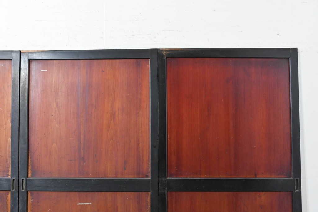 アンティーク建具　明治期　味わい深い木肌と黒框のコントラストが印象的な板戸4枚セット　(R-087459)