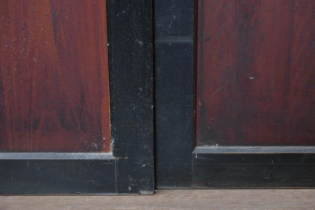 アンティーク建具　明治期　味わい深い木肌と黒框のコントラストが印象的な板戸4枚セット　(R-087459)