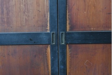 アンティーク建具　明治期　味わい深い木肌と黒框のコントラストが印象的な板戸4枚セット　(R-087459)